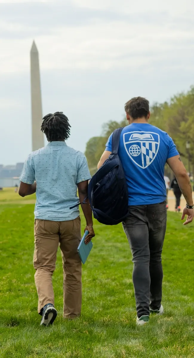 Students walking towards Washington Monument