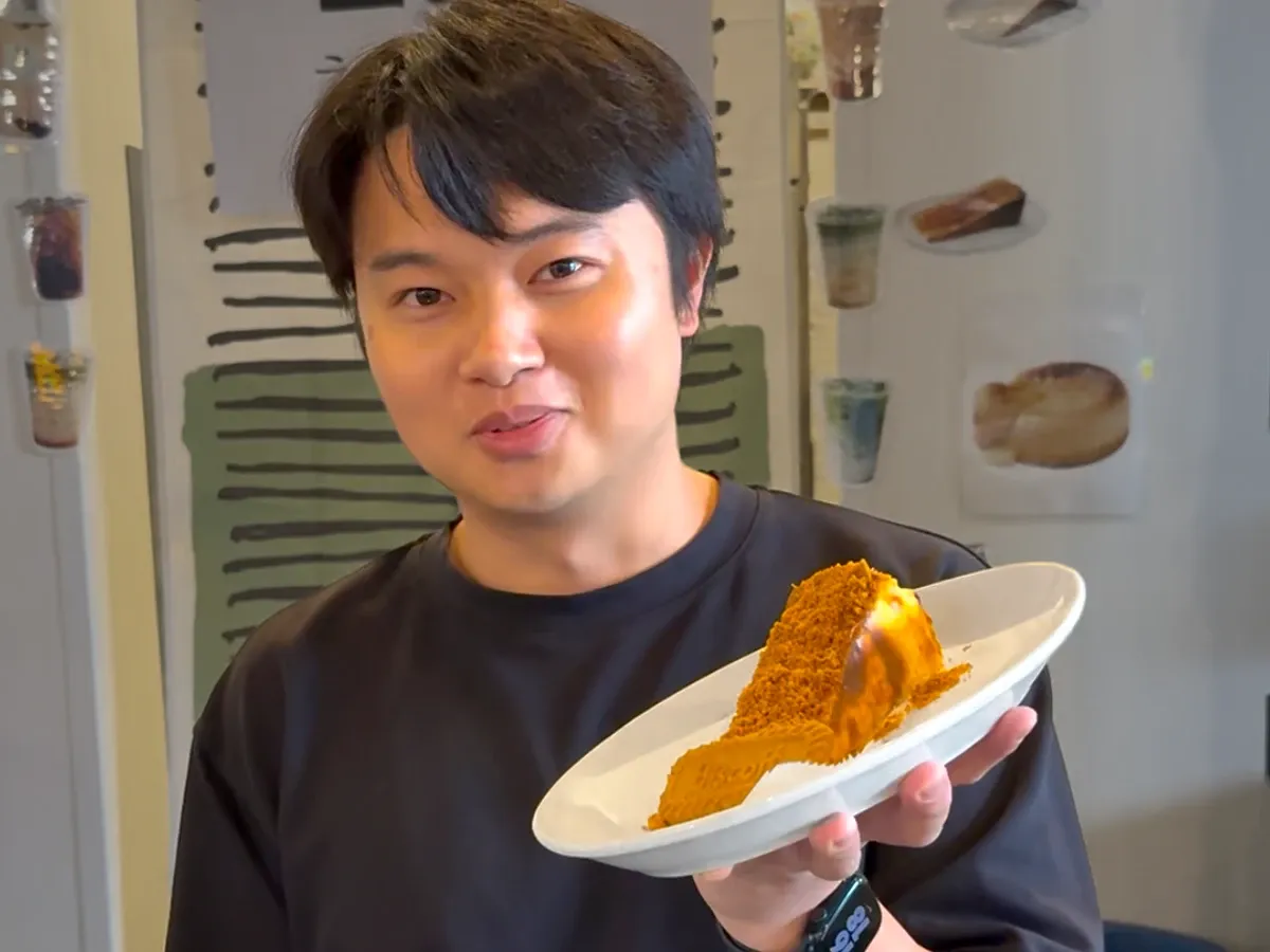 Man holding a cheesecake